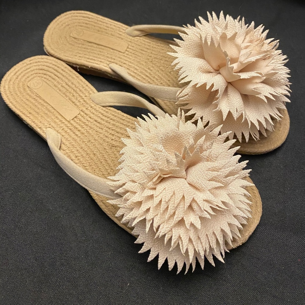 Beige/Tan Fabric Pom Pom flip flops-Size:‎ 37